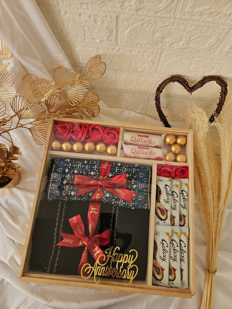 Anniversary Hamper Set Wooden Square Acrylic Lid Box With Custom Gift Sets