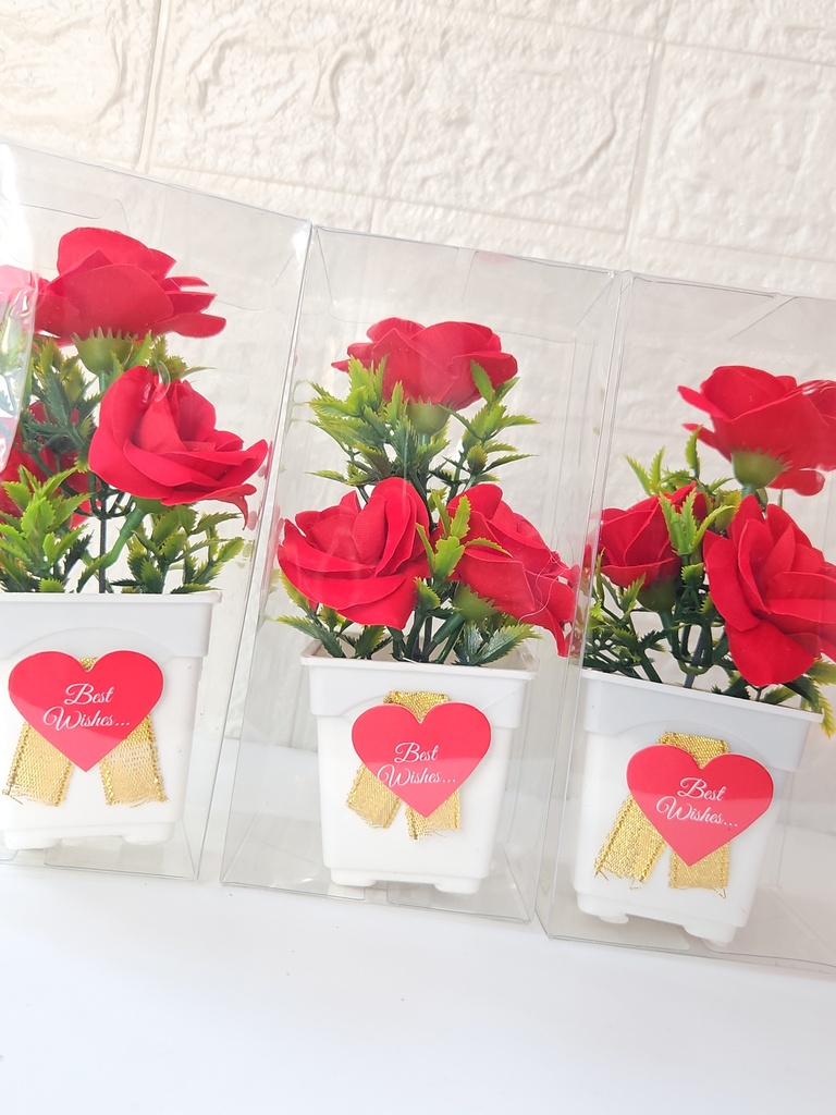 Three Roses Flower Bouquet In Gift Box