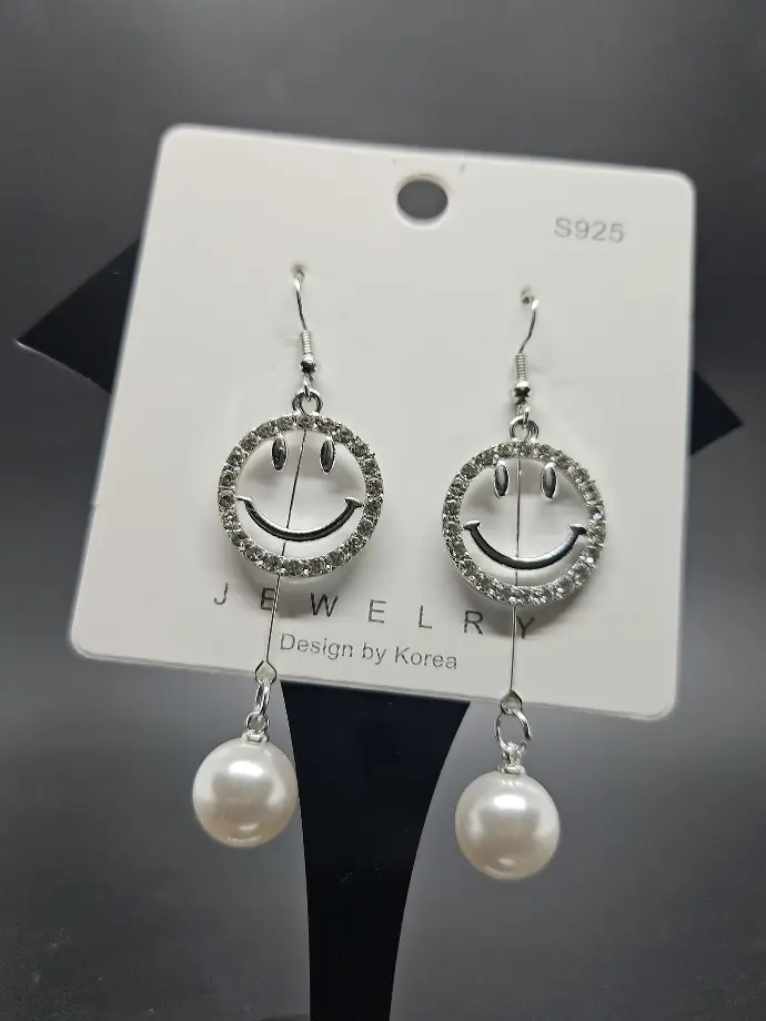 Earring Smiley Face Diamond Design with Pendulum Ends With Pearl