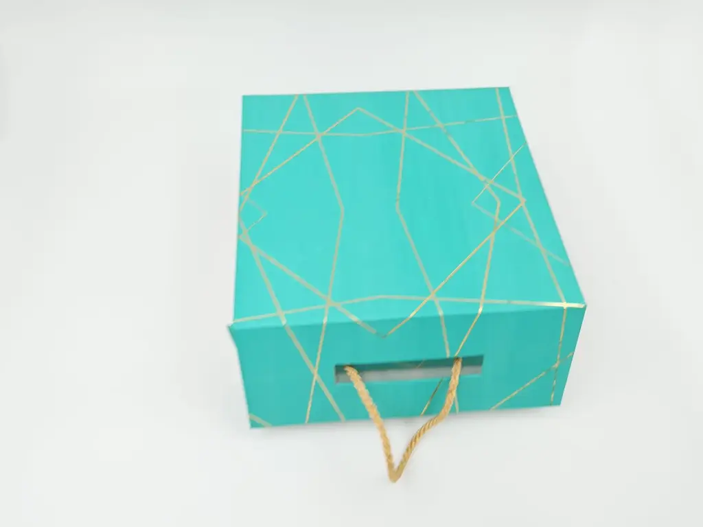 Hamper Box With Golden Straight Lines 20x22cm