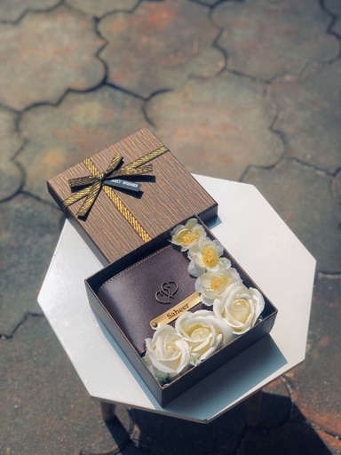Customized Wallet Hamper With White Flowers 