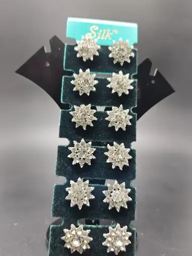 [IX2400835] Earring Flower With Medium Stones Pair