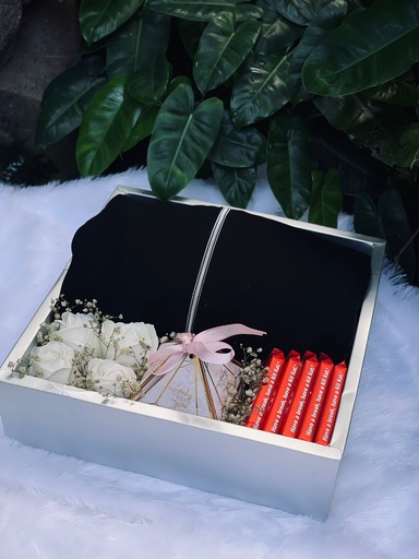 [IX000811] Customized Gift Box With Dress, Chocolates, Gifts & White Flowers 